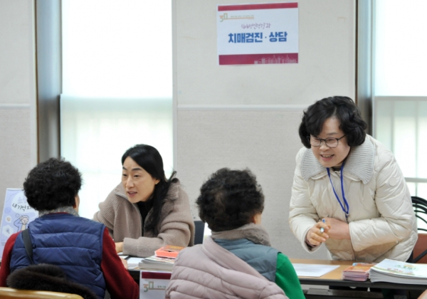 동 행정복지센터를 방문한 어르신이 치매 조기검진 서비스를 받고 있다 사진연수구