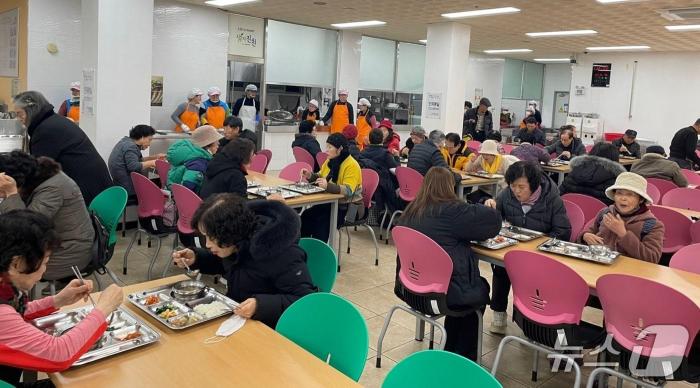 충북 진천군 노인복지관은 지역 어르신의 건강한 식생활 지원을 위해 경로식당을 운영한다사진진천군