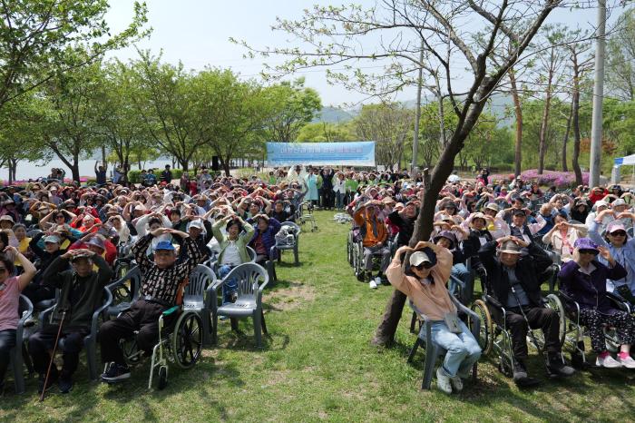 이날 400여명의 어르신들이 참석해 따뜻한 하루를 보냈다 