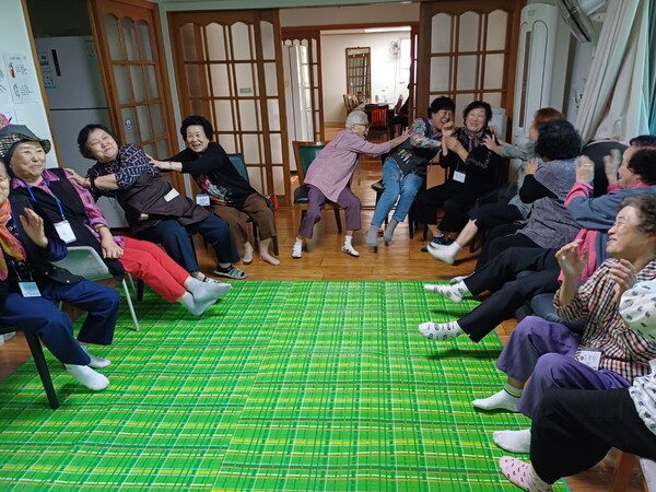 시는 25일 지난 23일부터 관내 경로당에서 2025년 그린나래 프로그램이 본격적으로 운영에 들어갔다사진안양시