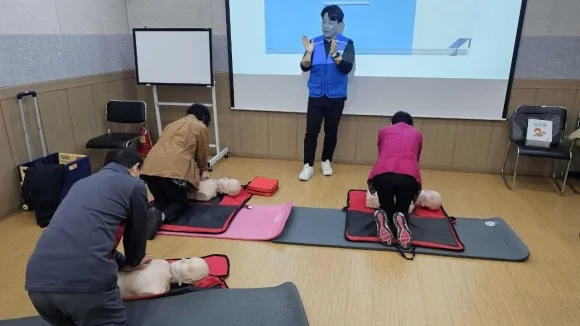 응급처치 교육하는 모습 사진강북구