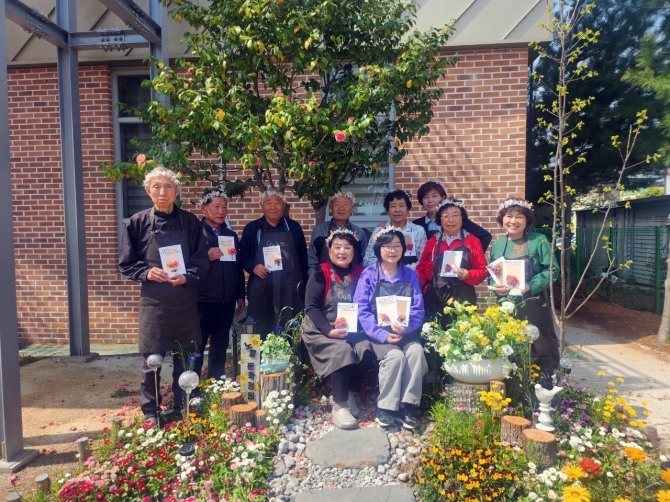 최근 장흥군 노인복지관 앞마당에 조성된 노벨문학정원 사진전남 장흥군