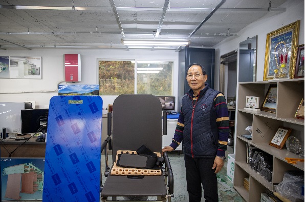 노재숙사진 대표가 개발한 이동식 목욕 침대의자