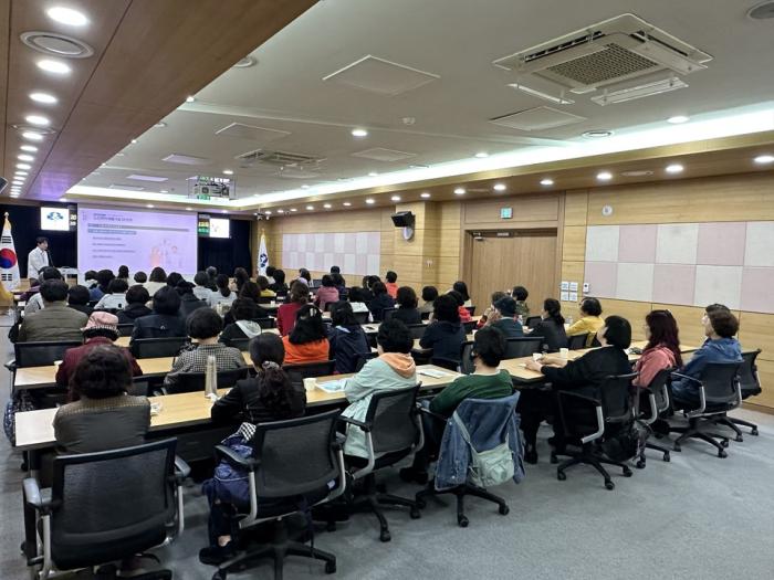 인천시시장 유정복는 지난 14일부터 노인장기요양기관 등 노인복지시설 종사자들을 대상으로 하는 노인학대예방 및 노인인권 순회교육을 시작했다고 16일 밝혔다 사진인천시