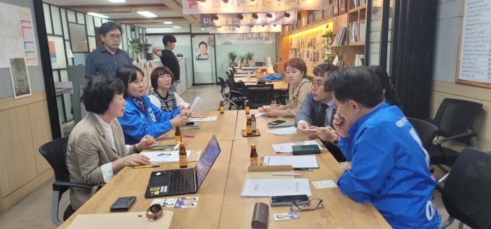 권칠승 의원이 화성시 협회 회원들로부터 정책제안서 내용설명과 제안취지를 듣고 있다 