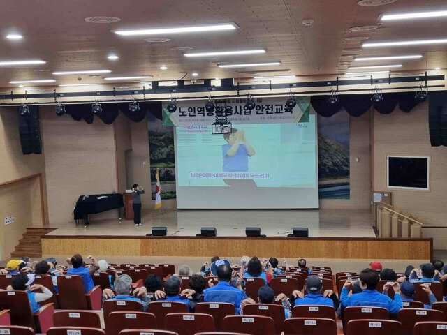 29일 밀양문화원에서 2025년 밀양노인통합지원센터 노인 일자리 참여 어르신 교통안전 교육을 하고 있다사진밀양시