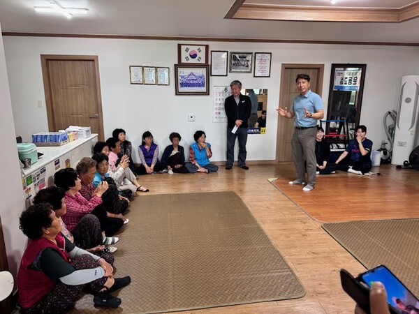 지난 5일 성주군 체육회가 선남면 취곡2리 마을회관에서 건강백세 운동교실을 진행하고 있다사진성주군