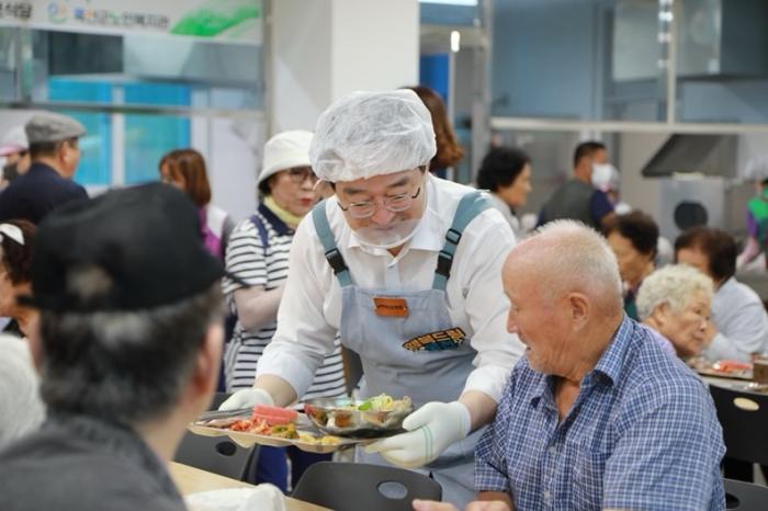 어르신들께 삼계탕 나눠드리는 행사 진행 모습 사진옥천군노인복지관