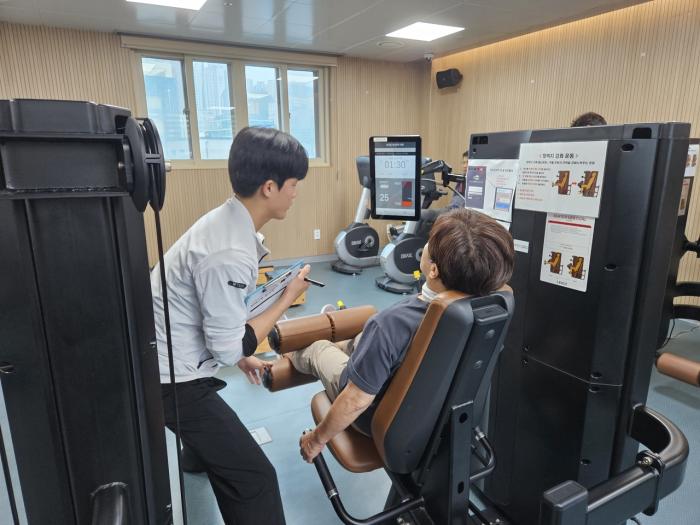 어르신께 헬스 가르치는 모습 사진중구