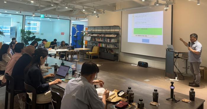 경민대학교 김호중 교수가 22일 케어닥 본사에서 2025년 장기요양기관 갱신심사 특강을 진행하고 있다
