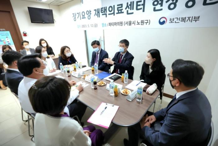 장기요양 재택의료센터 현장 목소리 청취 모습 사진보건복지부