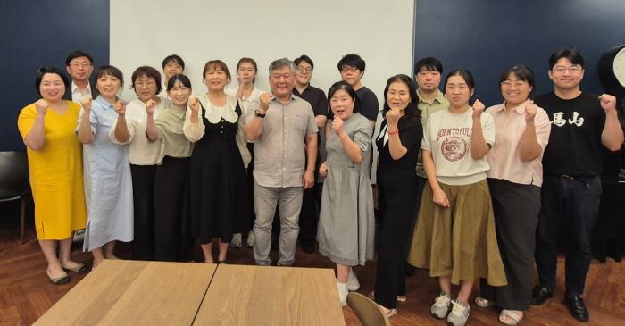 11일 마지막 연수프로그램으로 경민대학교 김호중 교수의 특강후 기념촬영을 하고 있다