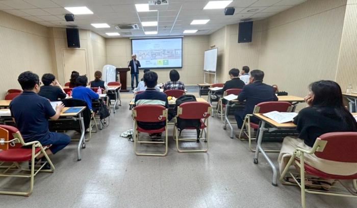 장기요양최고경영자과정에서 한국장기요양지역협회연합 나윤채 회장이 프리미엄 요양원 관련 특강을 진행하고 있다