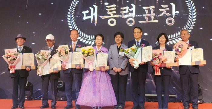 2025 노인의 날 대통령표창 수상한 김강수 국민건강보험공단 서울요양원장정은경 복지부 장관 우측