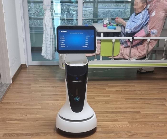 순찰로봇을 바라보고 있는 어르신