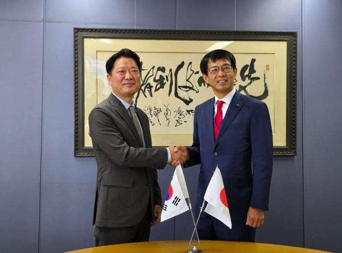 하이제라 이의철 대표가 일본측 대표와 계약체결 후 기념촬영하고 있다