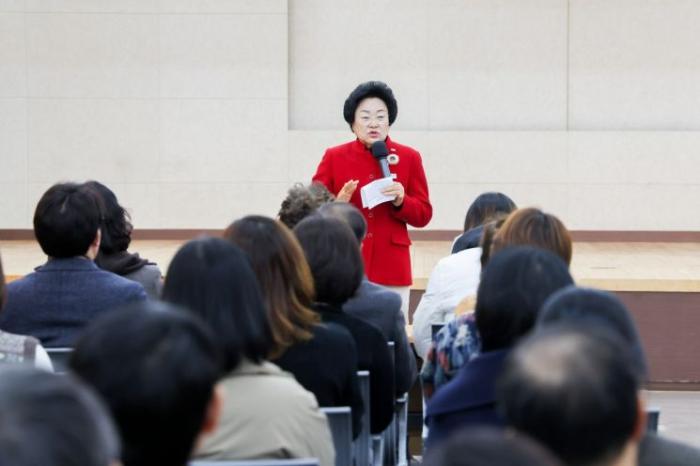 김경희 이천시장이 관내 장기요양요원들의 처우개선을 위한 간담회를 개최하고 있다 