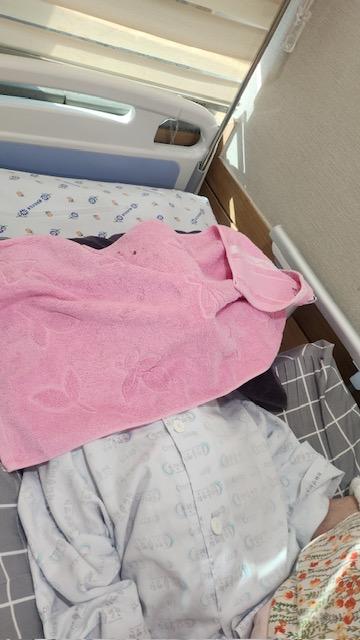 보배드림에 올라온 사진으로 환자 얼굴에 수건을 덮어두고 있다