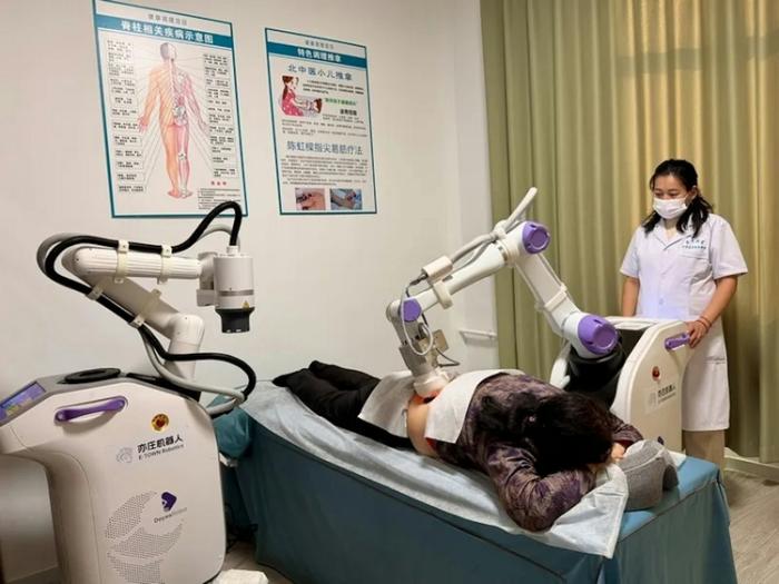 로봇을 이용하여 뜸을 뜨고 있는 장면