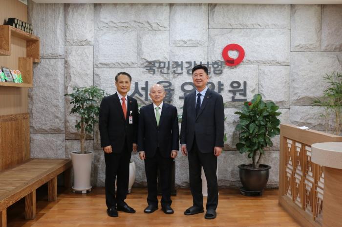 왼쪽으로부터 김강수 서울요양원 안창호 인권위원장 김기형 장기요양상임이사 