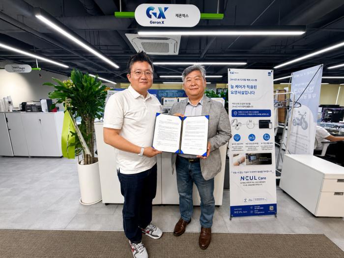 제론엑스 김운봉 대표와 본지 김호중  대표와  지난 27일 초고령사회 돌봄 문제 해결과 AI 기반 디지털 케어 플랫폼 확산을 위한 업무협약을 체결한 뒤 기념촬영을 하고 있다