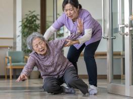출입문 나가려는 치매 어르신 제지 중 낙상… 법원 “요양원·원장·요양보호사 공동 배상” 기사 이미지