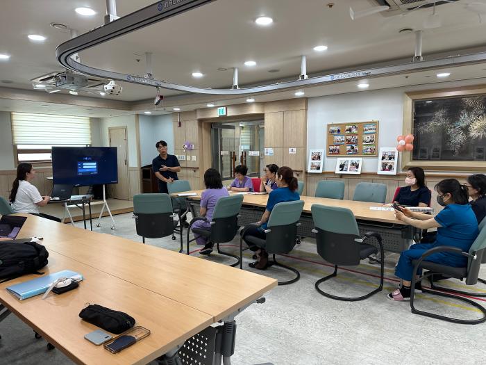 화성 카네이션너싱홈 종사자들이 제론엑스 스마트밴드 시스템 사용 교육을 받고 있다 스마트 돌봄 장비가 현장에서 안정적으로 운영되기 위해서는 기기 도입뿐 아니라 종사자 교육과 대응 절차 숙지가 중요하다