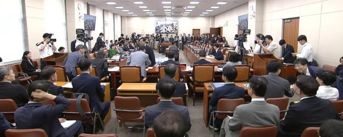 28일 여의도 국회에서 열린 정무위원회 제2차 전체회의에 송경희앞줄 왼쪽부터 개인정보보호위원회 위원장 채이배 국무총리비서실장 임기근 국무조정실장 권오을 국가보훈부 장관 주병기 공정거래위원장 정일연 국민권익위원장이 출석했다 이미지국회TV갈무리