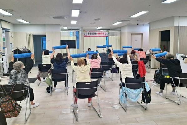 지난 상반기에 진행된 어르신 건강교실에 참석한 어르신들 사진은평구청