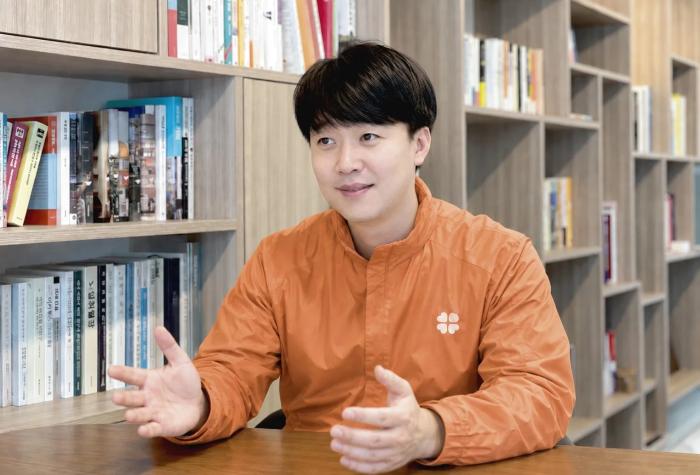 터치밀 박성복 대표 박 대표는 오늘의 한 끼가 어르신에게는 마지막 식사가 될 수도 있다는 마음으로 맛과 식재료 위생까지 정성을 다해야 한다며 어르신의 식사가 존중받는 세상을 만드는 것이 터치밀의 목표라고 말했다