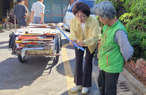 폐지수집 노인 안전 예찰활동 모습 사진김해시