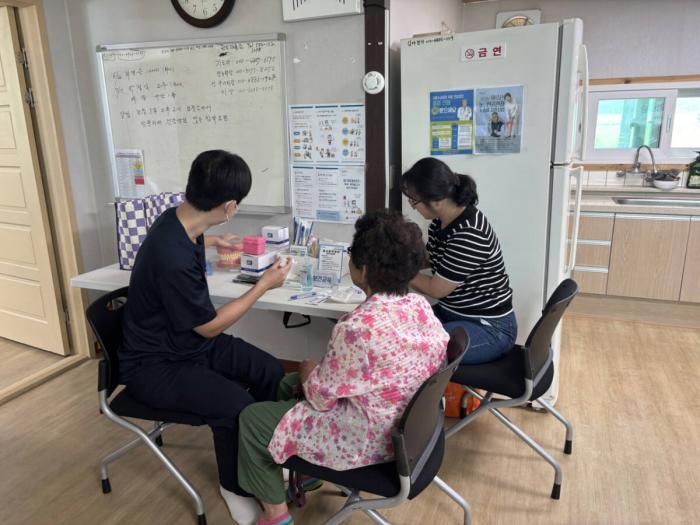 포천시보건소 의료진이 찾아가는 경로당 주치의제의 일환으로 경로당을 방문해 어르신들을 대상으로 건강상담과 기초건강검진을 진행하고 있다 포천시 제공
