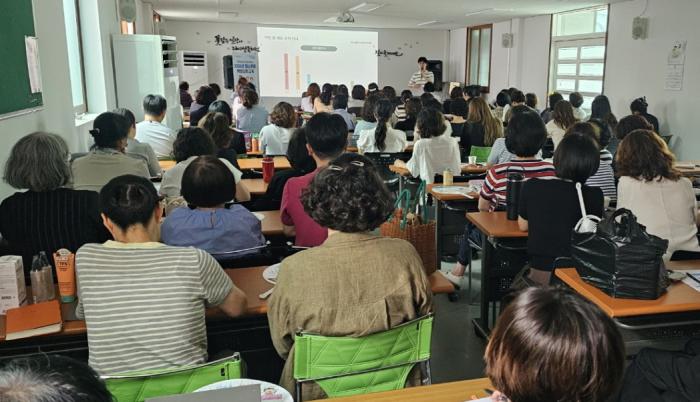 지난 14일 문경시종합사회복지관 분관에서 생활지원사와 사회복지사 등 노인맞춤돌봄사업 수행인력 94명을 대상으로 진행한 암 예방관리 교육 모습 문경시 제공