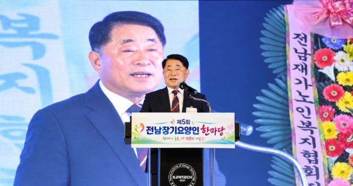 인사말하는 하종삼 지부장