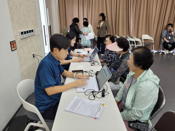 금산경찰서 관계자가 지난 28일 금산새마을금고 강의실에서 노노노캠페인에 참여한 어르신을 대상으로 실종 예방 사전지문등록을 진행하고 있다사진금산경찰서