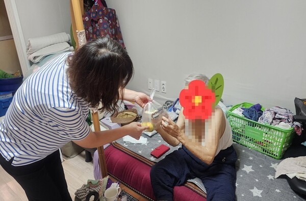 대한노인회 거제시지회가 독거노인들을 찾아 후원물품을 전달하고 있다 사진대한노인회 거제시지회